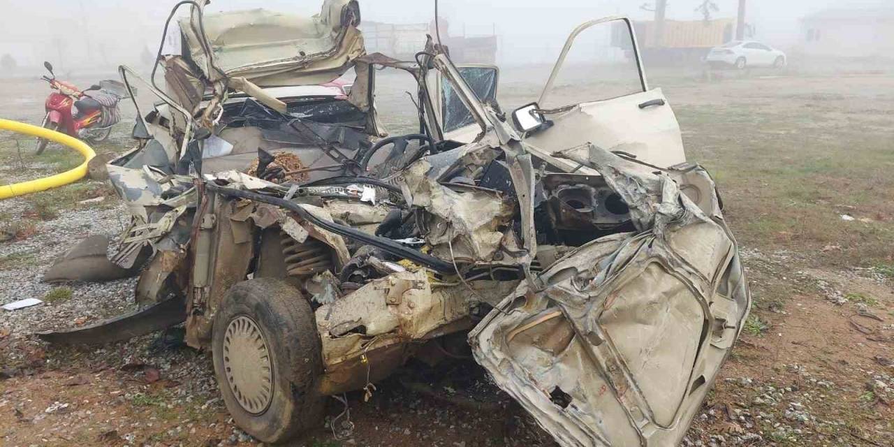 Yenice’de Otomobil Çekiciye Çarptı, 2 Kişi Hayatını Kaybetti