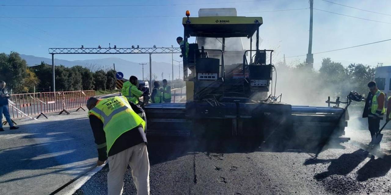Depremin Vurduğu Hatay’da Büyükşehir Belediyesi Ekipleri Asfaltlama Çalışmalarını Sürdürüyor