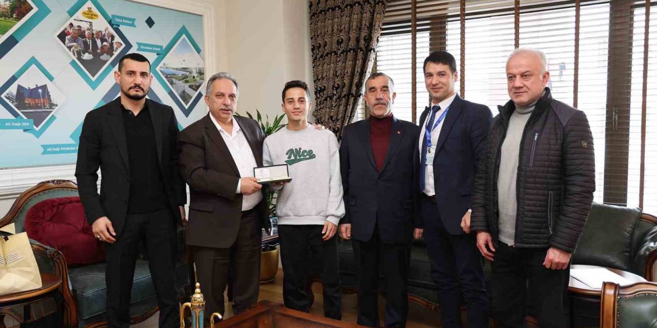 Başkan Yalçın Türkiye 2.’si Boksörü Ağırladı