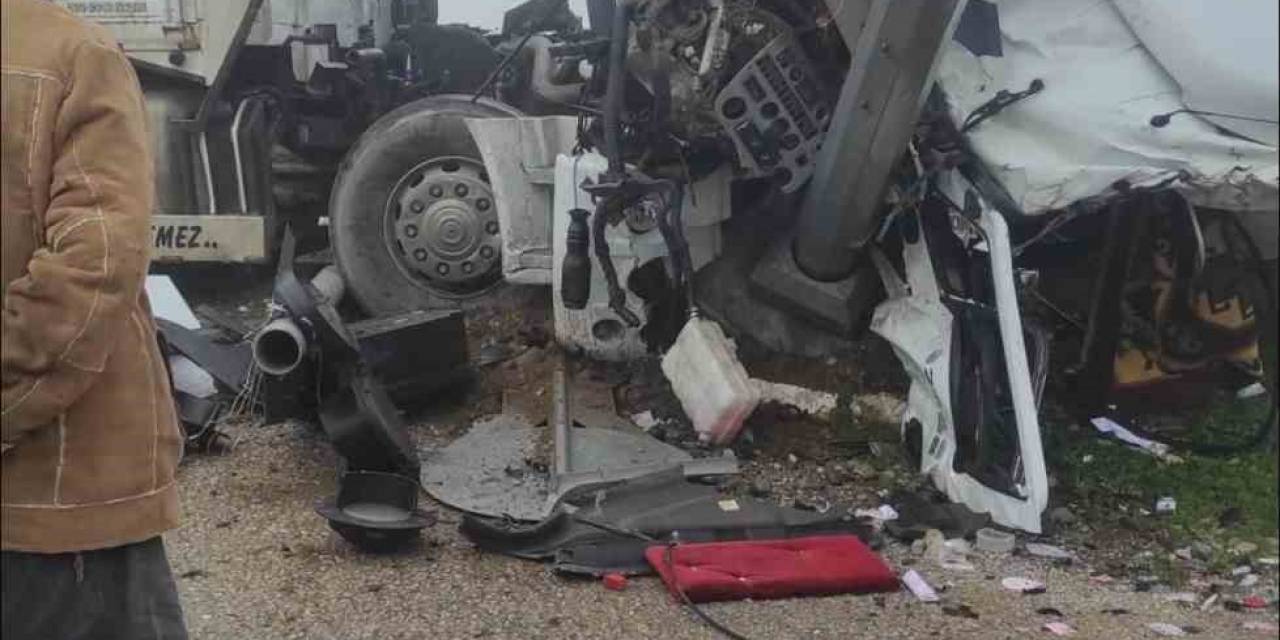 İzmir’de Kaza, Tırla Tren Çarpıştı