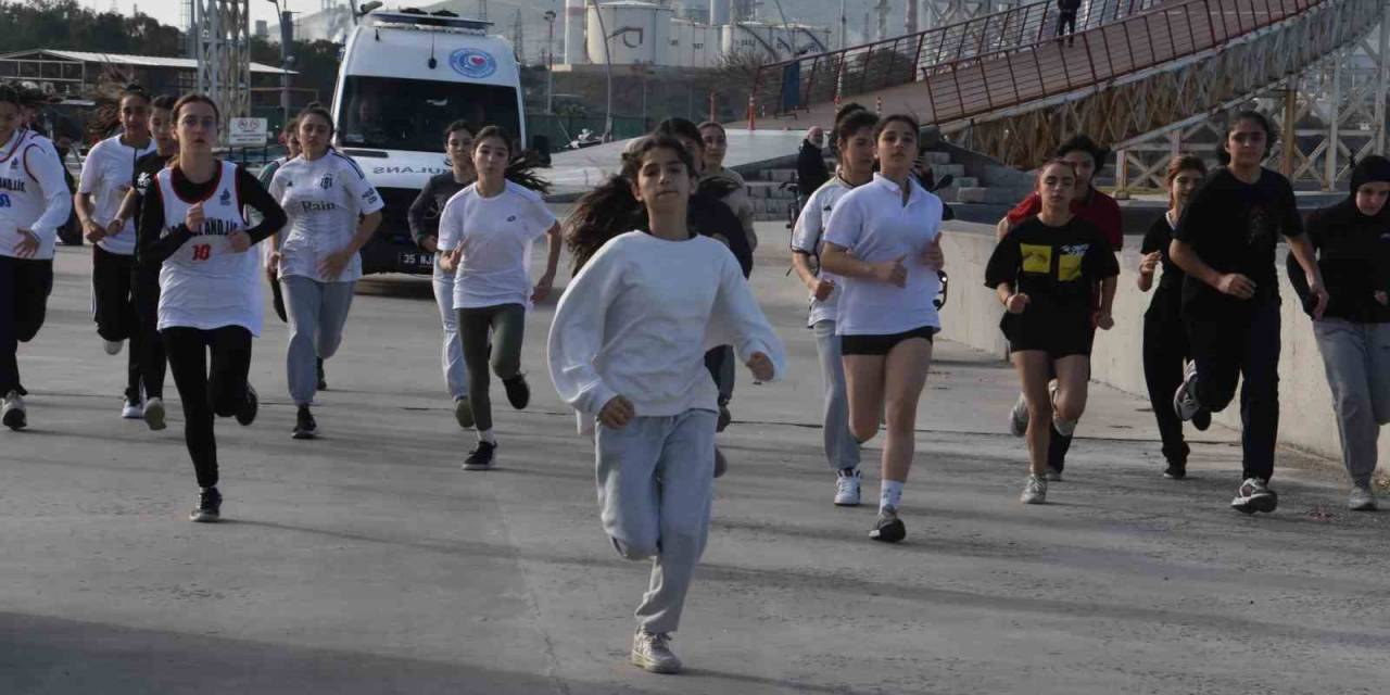 Aliağa’da ’atatürk Yol Koşusu’ Düzenlendi