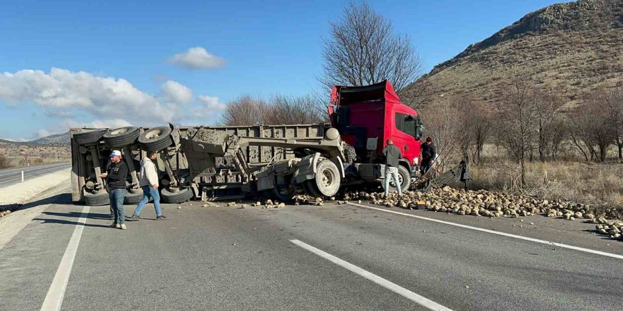Pancar Yüklü Tır Devrildi, Karayolu 1 Saat Ulaşıma Kapandı