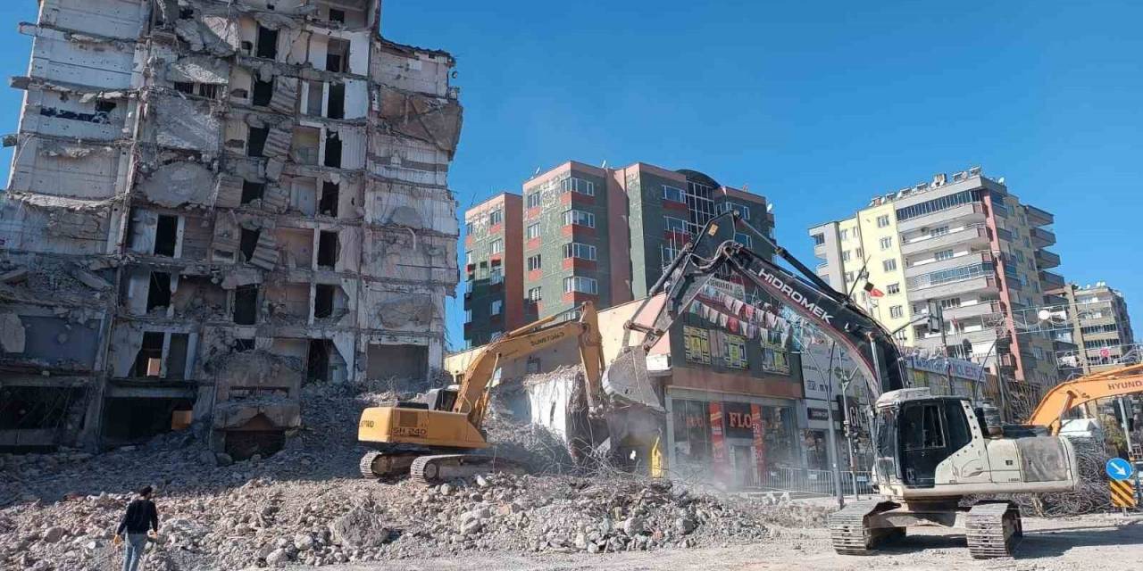 Ağır Hasarlı 9 Katlı Bina, Yıkım Çalışması Esnasında Çöktü