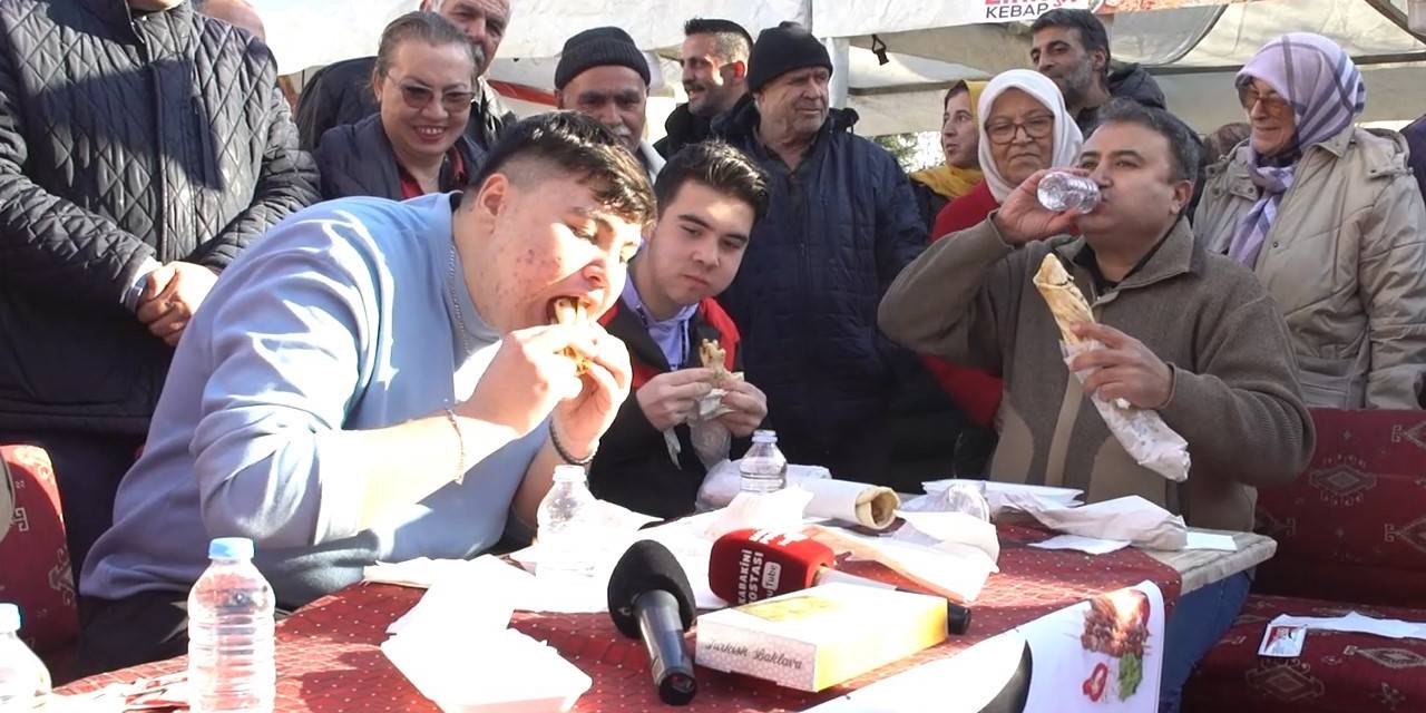 Kebabı En Hızlı Yiyen Altın Değerindeki Baklavayı Kaptı