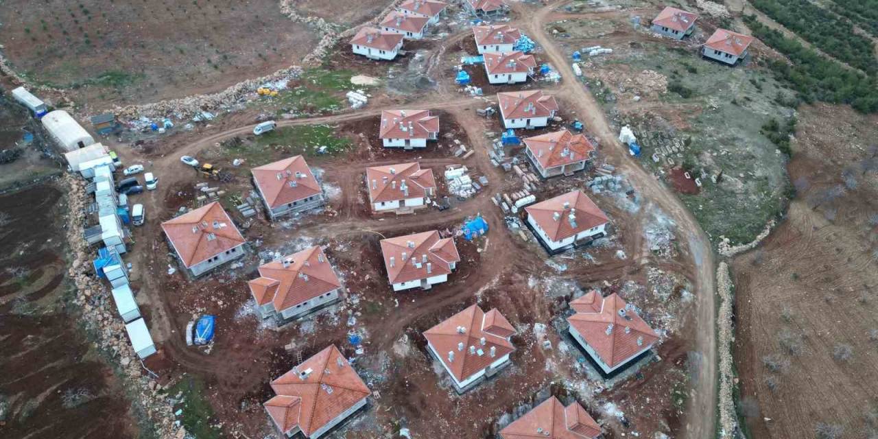 Kilis’te Depremzedeler İçin Yapılan Köy Evlerinin İnşası Sürüyor