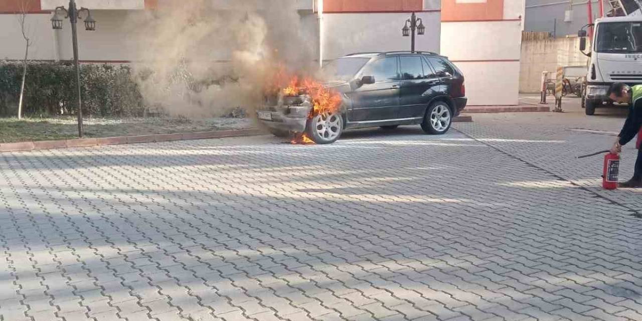 Park Halindeki Araç Alev Alev Yandı