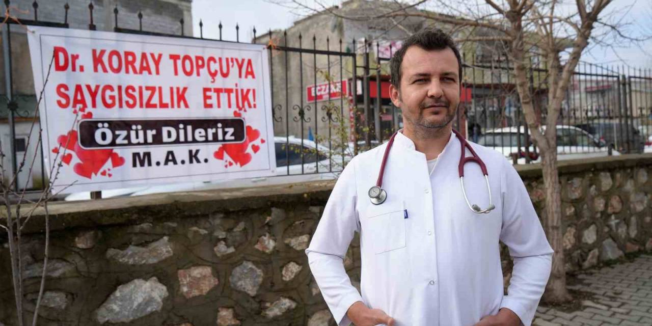 Tartıştıkları Doktordan Özür Dilemek İçin Pankart Astılar