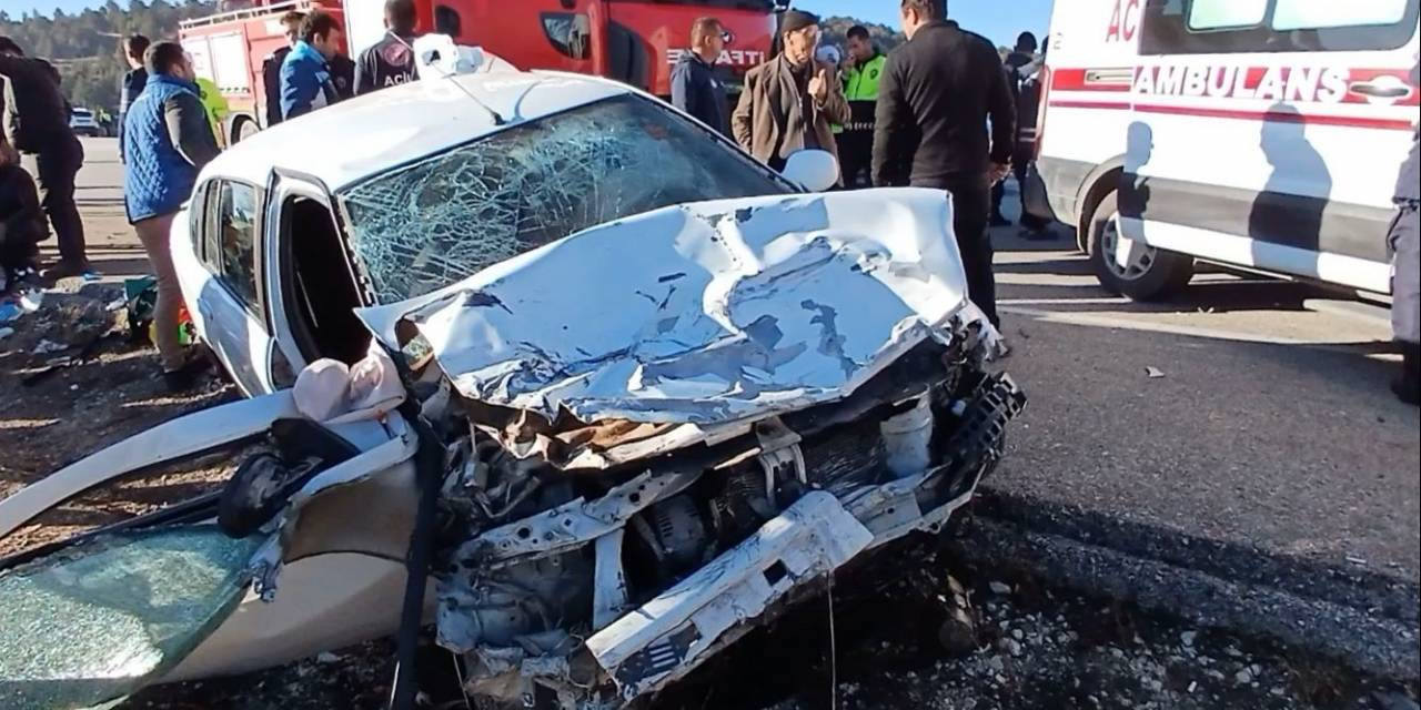 Burdur- Fethiye Karayolunda 3 Araç Çarpıştı, 1 Ölü, 5 Ağır Yaralı