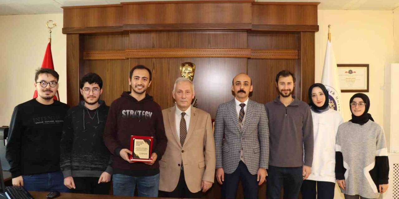 Başarılı Proje Gruplarına Plaket Verildi