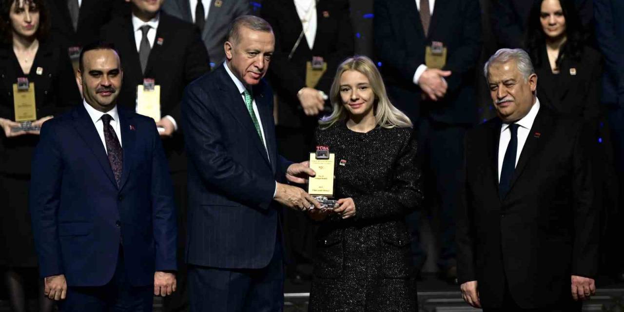 Samsunlu Akademisyen Ödülünü Cumhurbaşkanı Erdoğan’ın Elinden Aldı