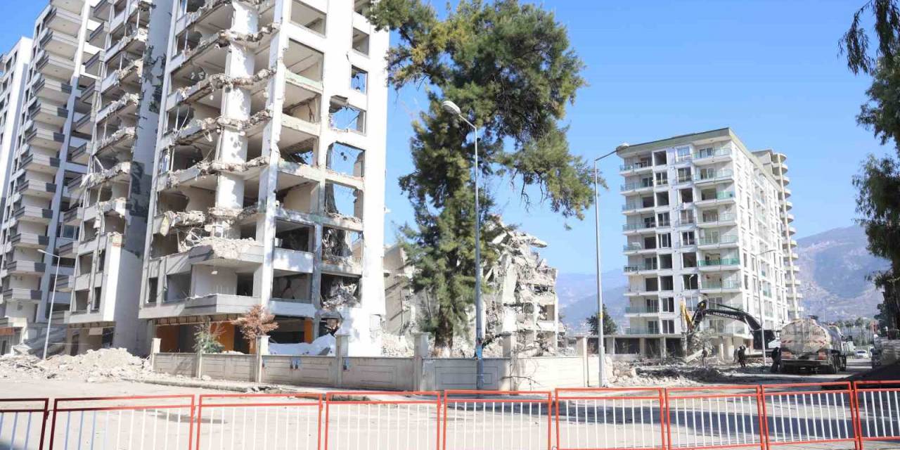 Ağır Hasarlı Binanın Çökme Riskinden Dolayı Yanındaki Apartmanlar Tahliye Edildi