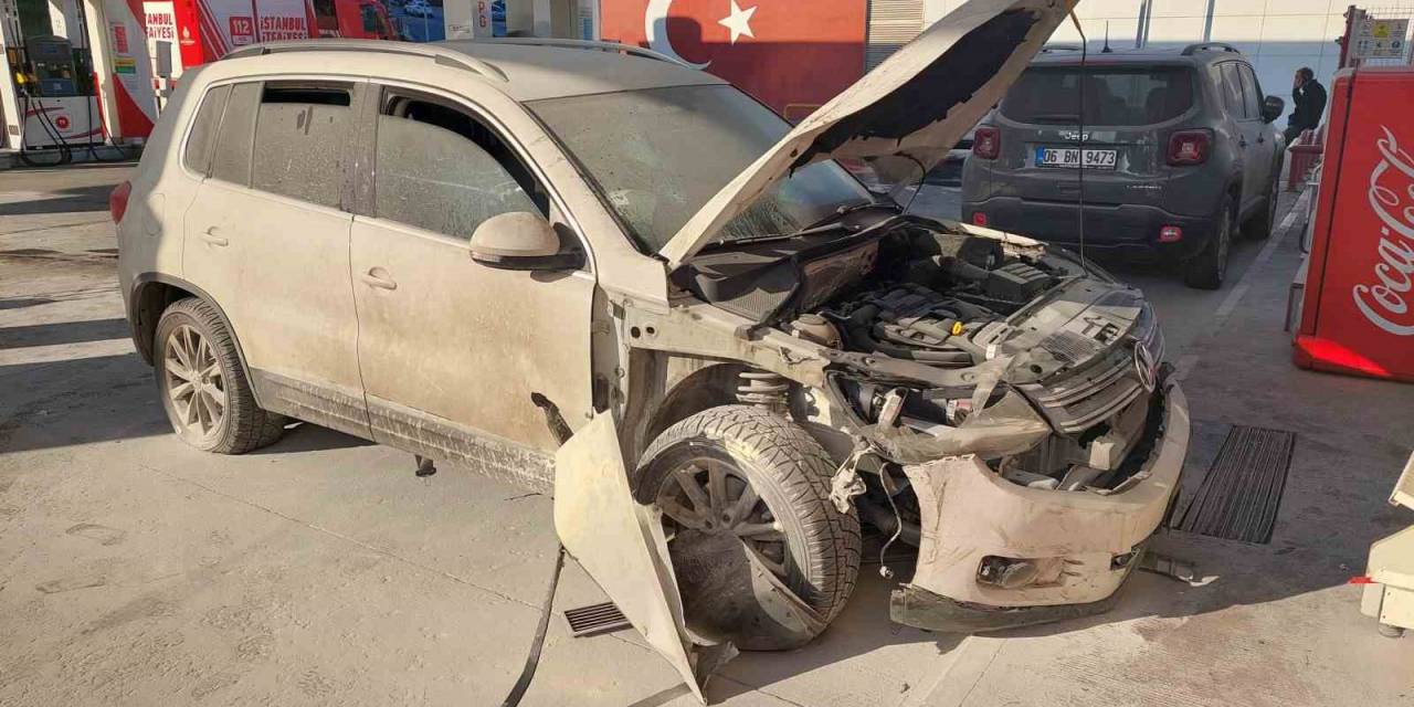 Eyüpsultan’da Araç Akaryakıt İstasyonuna Daldı, Faciadan Dönüldü