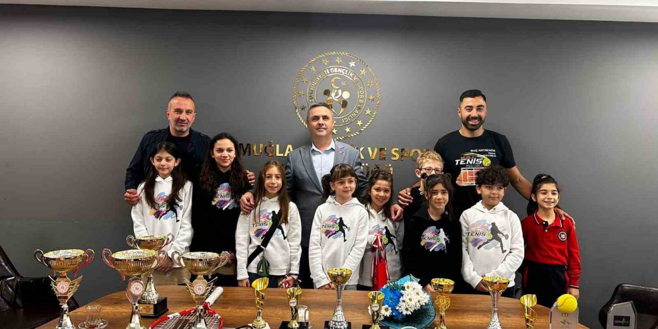 Gençlik Spor Muğla Müdürü Tenis Şampiyonları İle Bir Araya Geldi