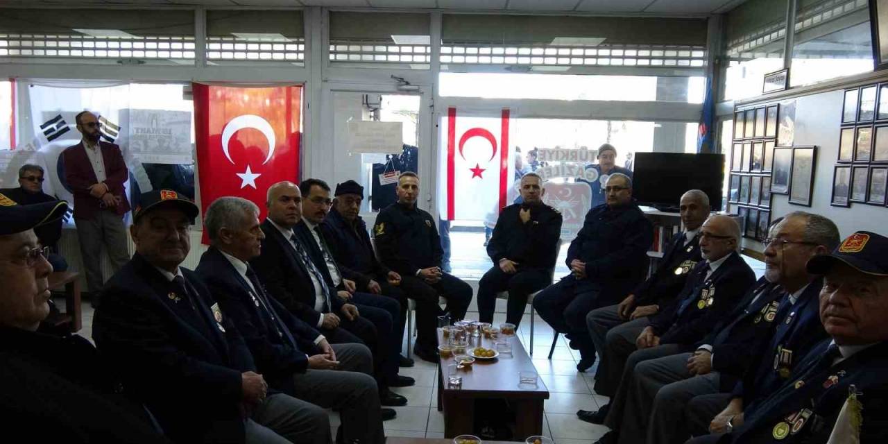 Burdur’da Şehitler İçin Gaziler Derneği’nde Lokma Dağıtıldı