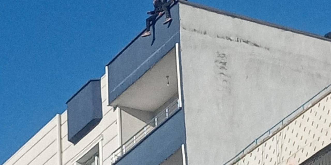 Cizre’de İki Arkadaş İntihar Etmek İçin Çıktıkları Binadan İkna Edilerek İndirildi