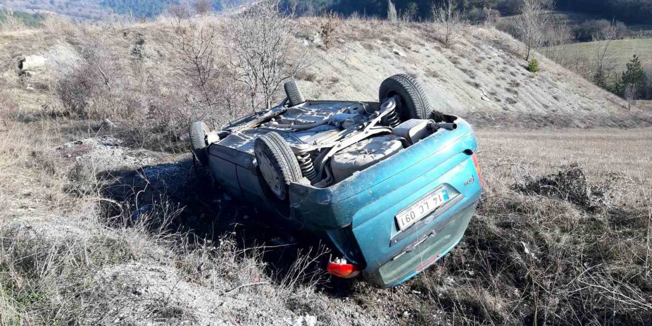 Bolu’da Otomobil Şarampole Devrildi: 2 Yaralı