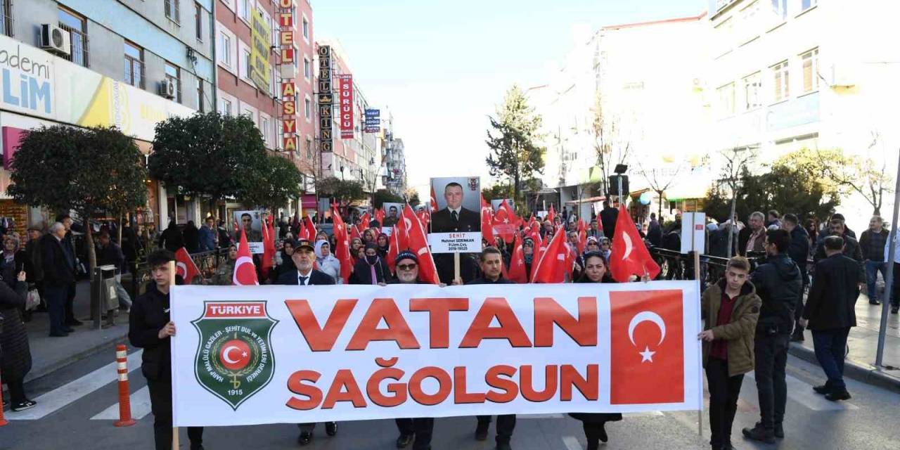 Ispartalı Yüzlerce Vatandaş Şehitler İçin Yürüdü