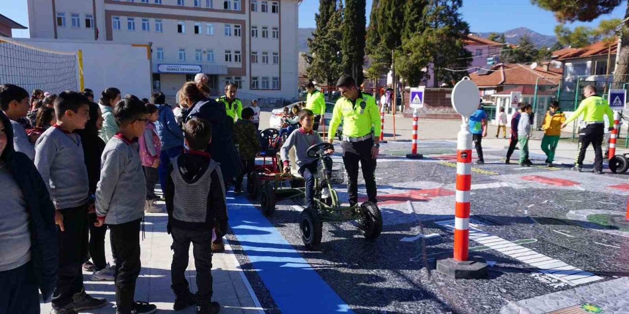 Burdurlu Öğrenciler Trafik Parkında Hem Öğrendiler Hem Eğlendiler