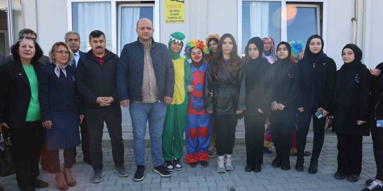 Hatay’da Kız Öğrencilerin Diktikleri Kıyafetler Ve Kuklalar Çocuklara Hediye Edildi