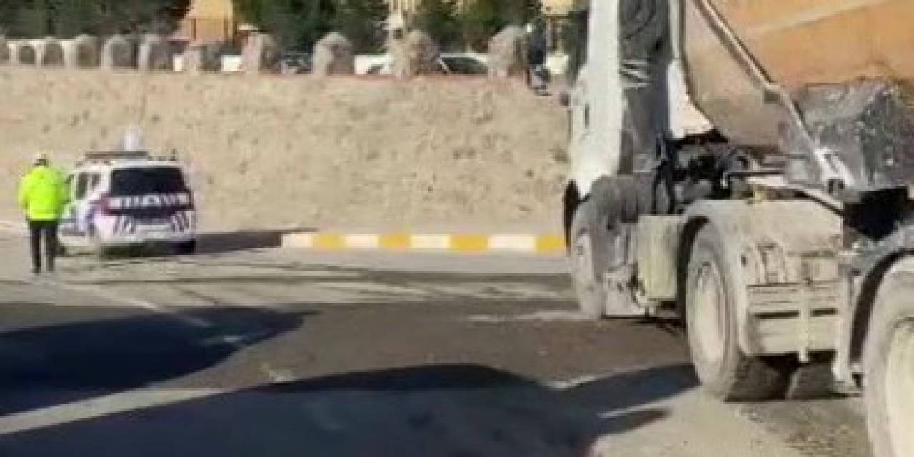 Pendik’te Araçların Üzerine Çimento Döken Kamyon Sürücüsüne 4 Bin 559 Tl Ceza