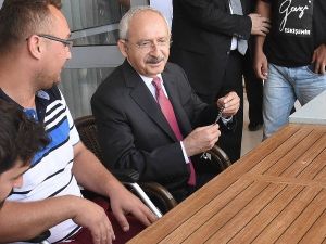Kılıçdaroğlu, Tsk Rehabilitasyon Merkezi’ndeki Gazileri Ziyaret Etti