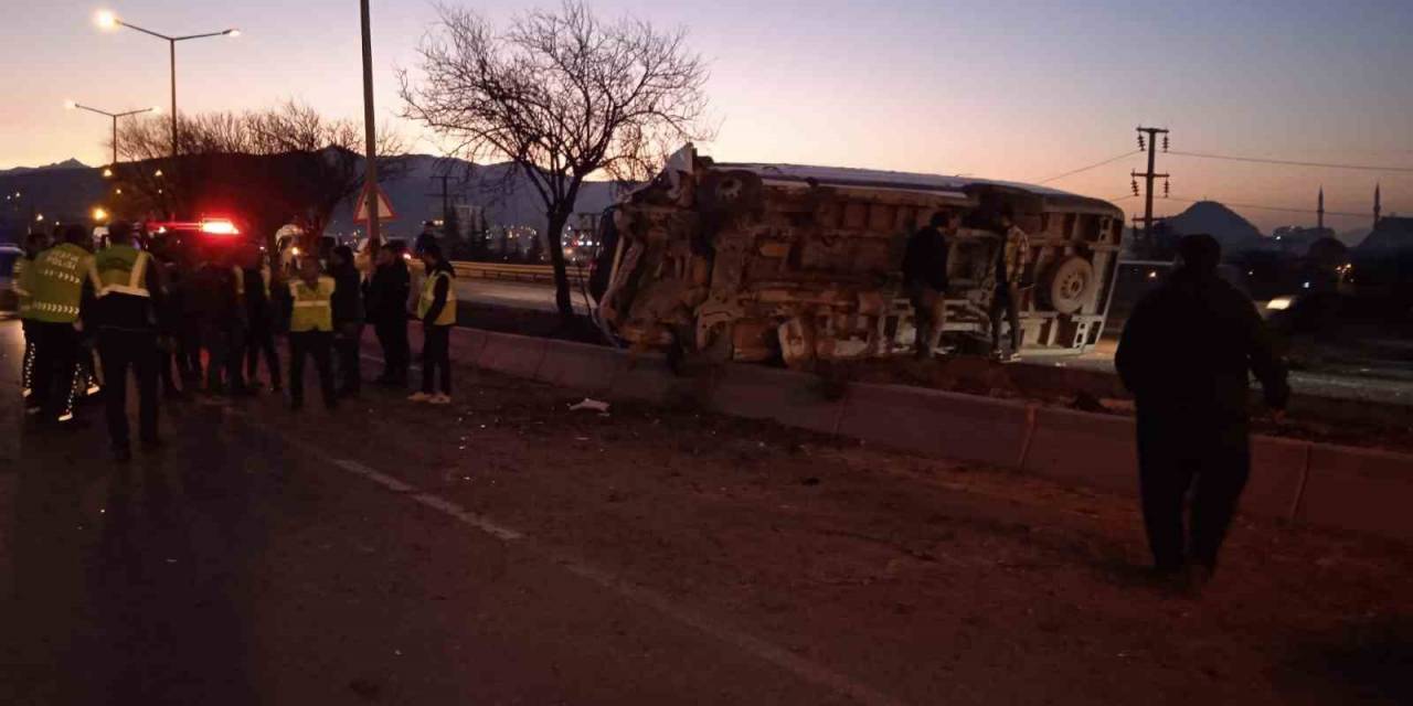 Afyonkarahisar’da İşçi Servisi Refüje Devrildi: 12 Yaralı