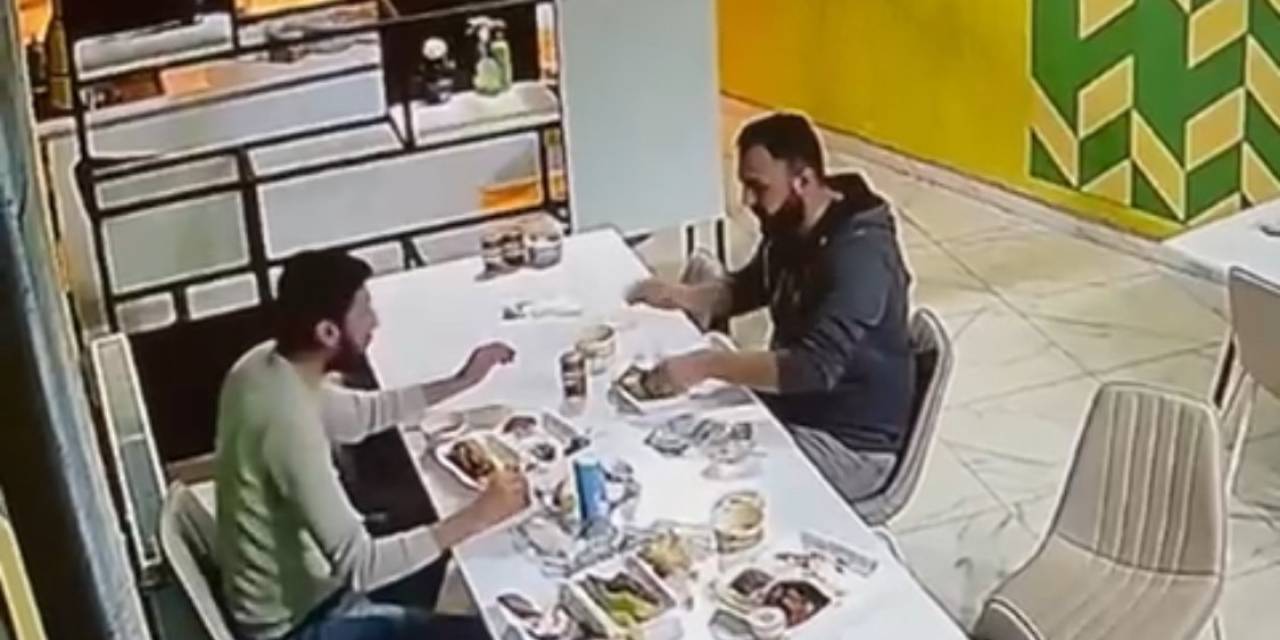 Depremde Herkes Kaçtı, Onlar Yemeğe Devam Etti