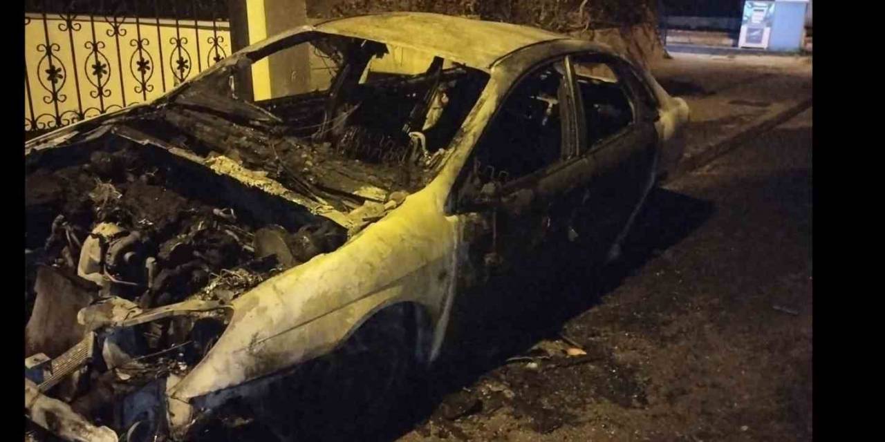 Kartal’da Park Halindeki Otomobil Yaranarak Kullanılamaz Hale Geldi