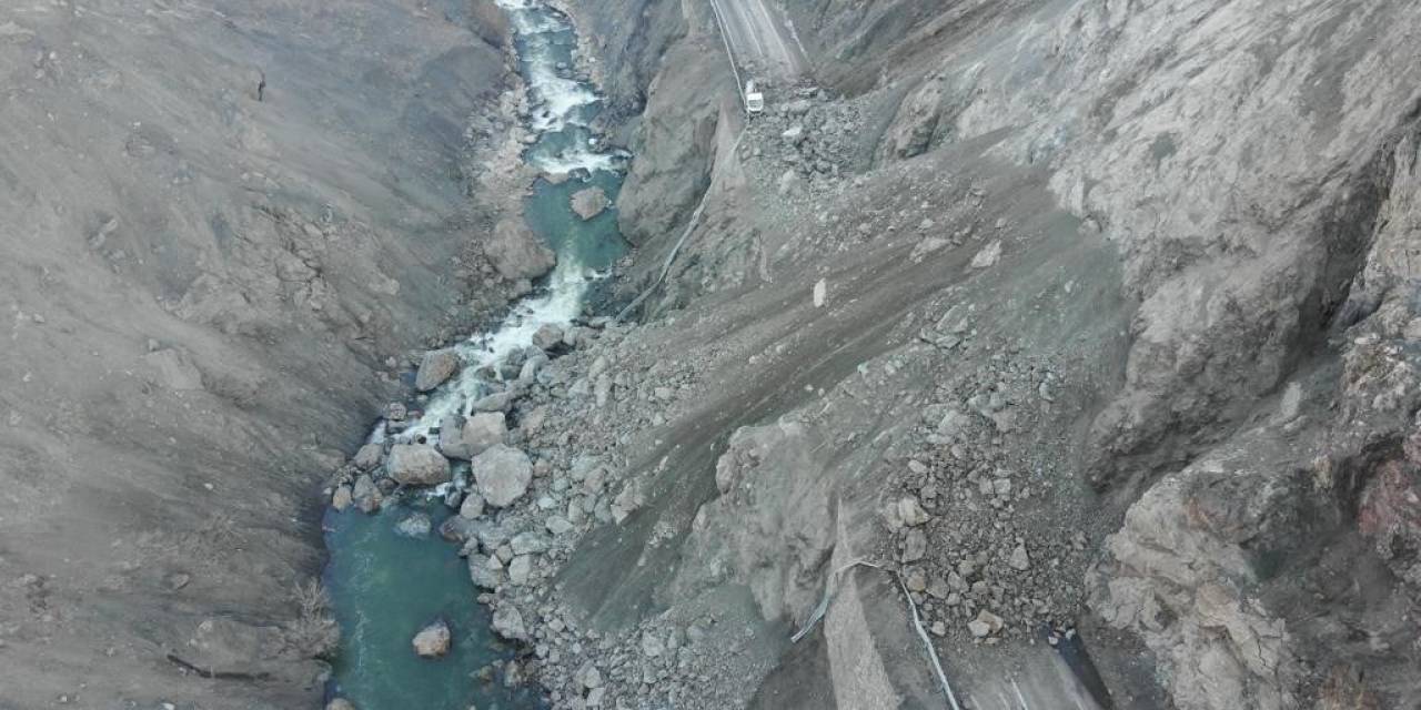 Yüksekova Yolunda Heyelan: 3 Yaralı