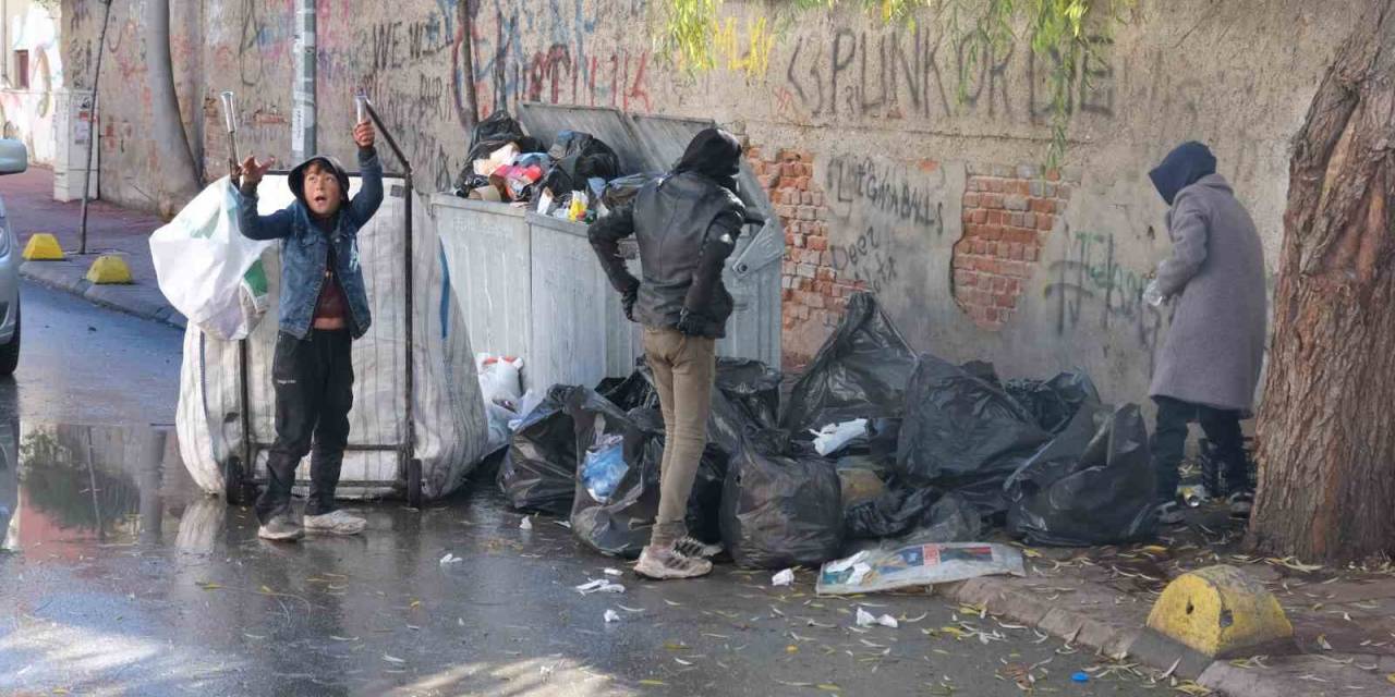 Sokaklarda Karton Toplayan Çocuklar Yürek Burktu
