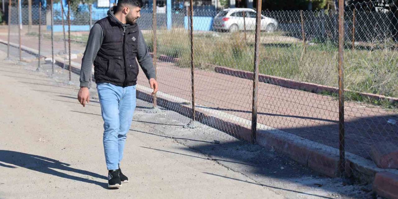 ’tapulu Arazim’ Deyip Kaldırımı Telle Çevirdi