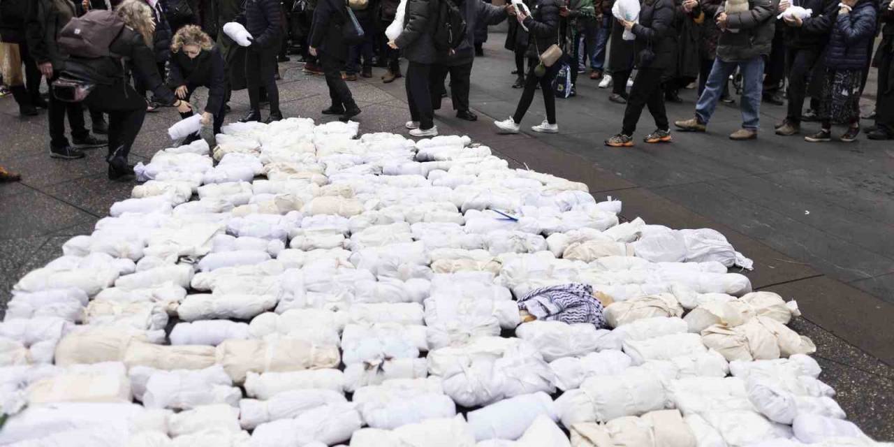 New York’ta Yüzlerce Kişi Ellerinde Kefenli Bebek Maketleriyle Gazze İçin Yürüdü