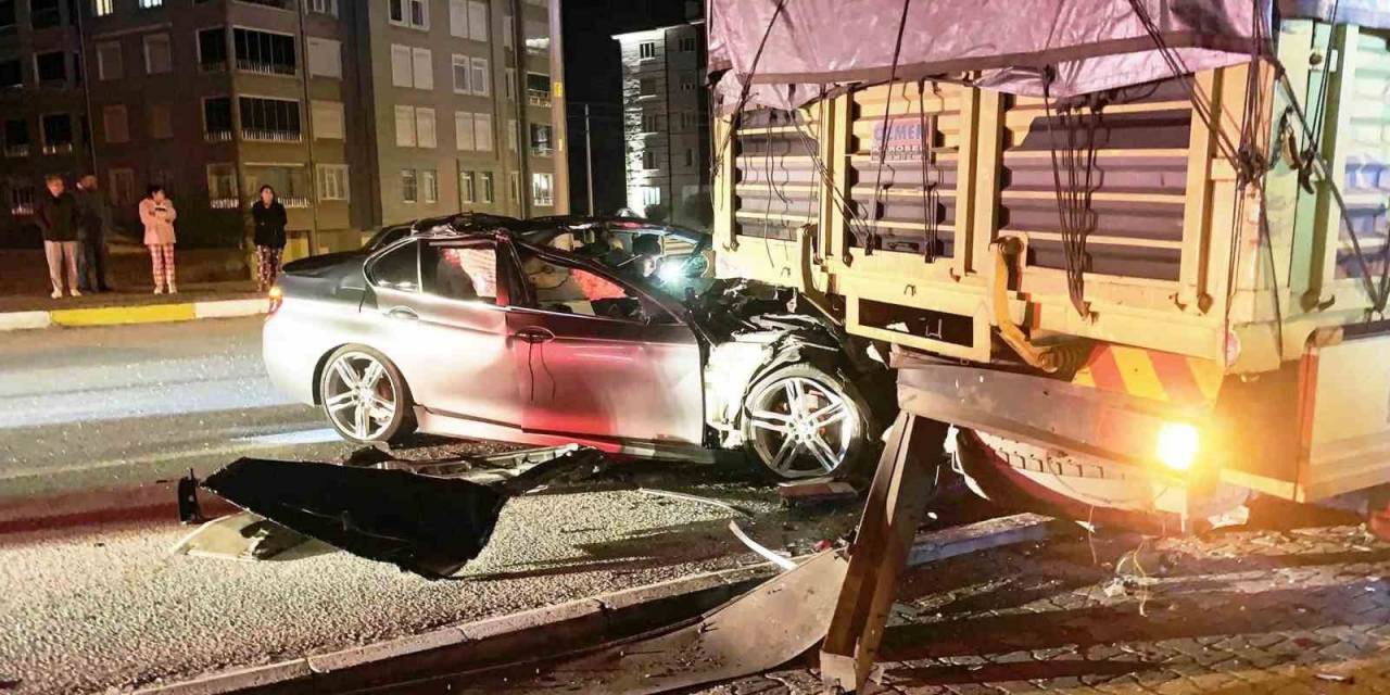 Konya’da Otomobil Park Halindeki Kamyona Çarptı: 2 Yaralı