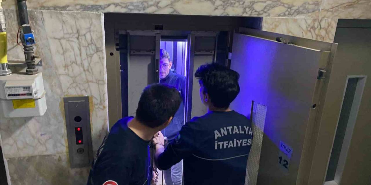 14 Katlı Binanın Asansöründe Mahsur Kalan Kuryeyi İtfaiye Kurtardı