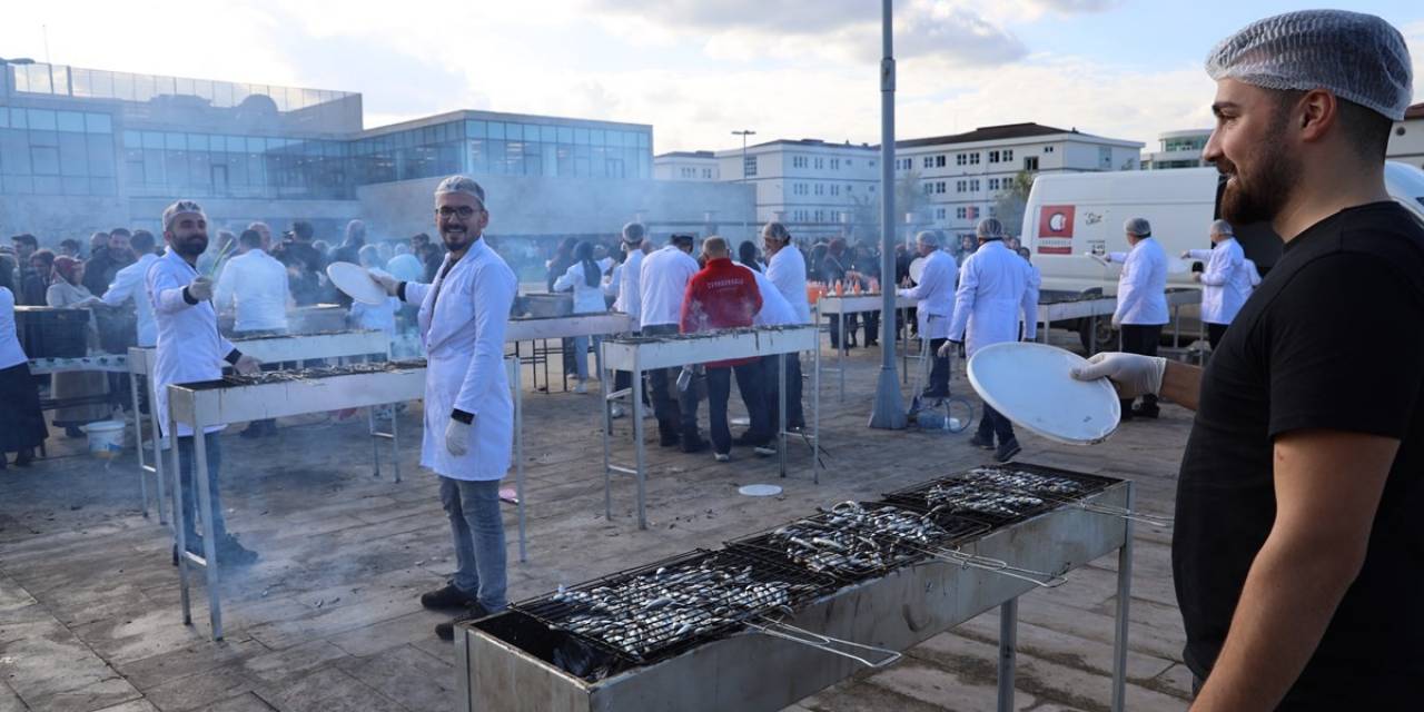 Odü’de Öğrencilere 1 Ton Hamsi İkram Edildi