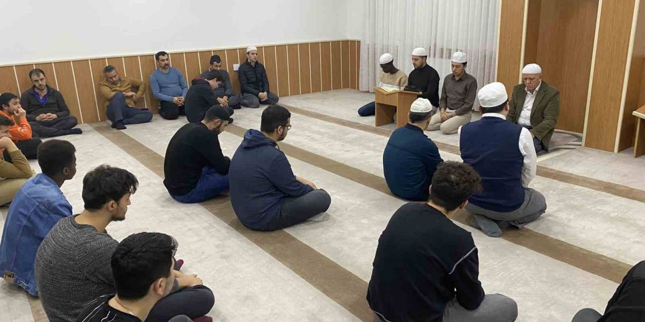 Üniversite Öğrencileri Şehitler Ve Filistin’de Hayatını Kaybedenler İçin Kur’an-ı Kerim Okudu, Dua Etti