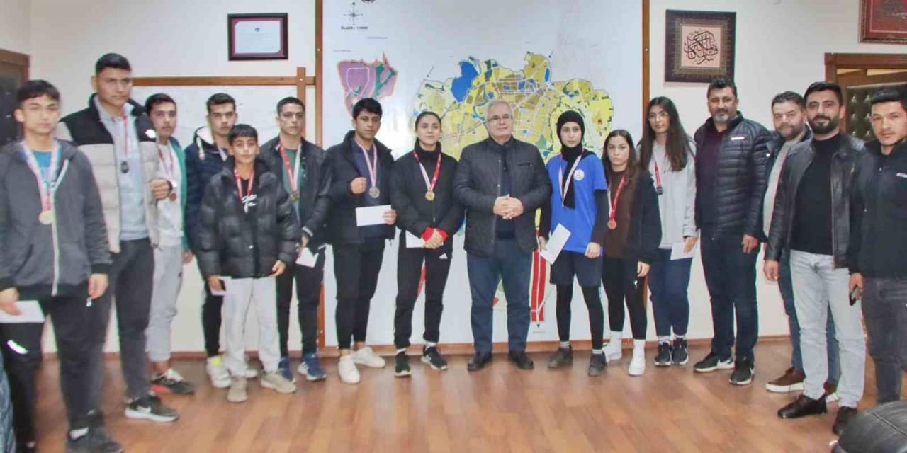 Kozan’da Başarılı Boksörleri Başkan Özgan Ödüllendirdi