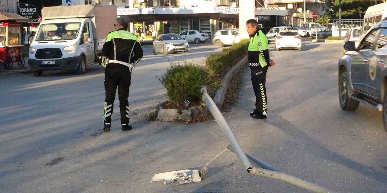 Sürücü Hapşırınca Kontrolden Çıkan Midibüs Elektrik Direğine Çarptı