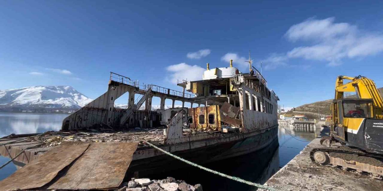 Yarım Asırlık Feribotun Söküm İşlemi Başladı