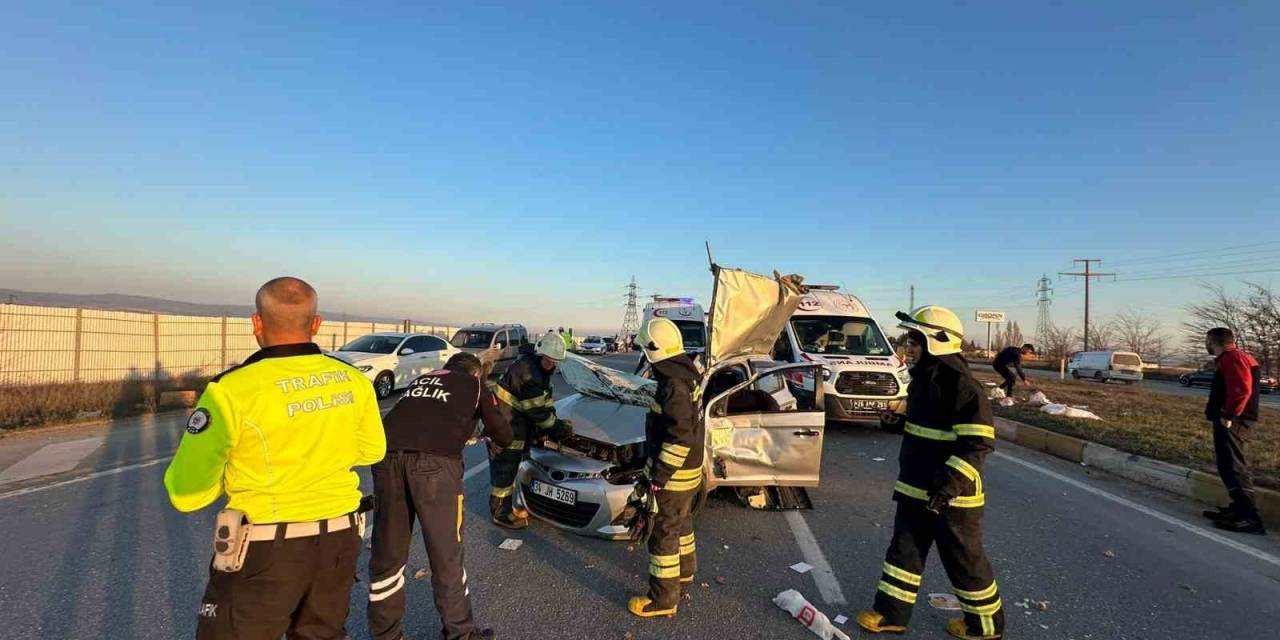 Eskişehir’de Kavşakta Meydana Gelen Kazada 1’i Ağır 3 Kişi Yaralandı