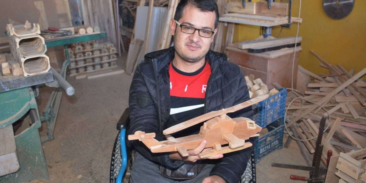 Vaktini Geçirdiği Atölyede Ekolojik Ahşap Oyuncak Yaparak Sosyal Hayata Adapte Oluyor