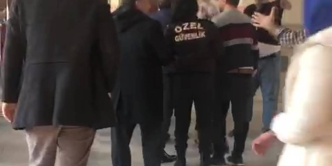 Okulu Basan Veliler Öğretmenleri Darp Etti