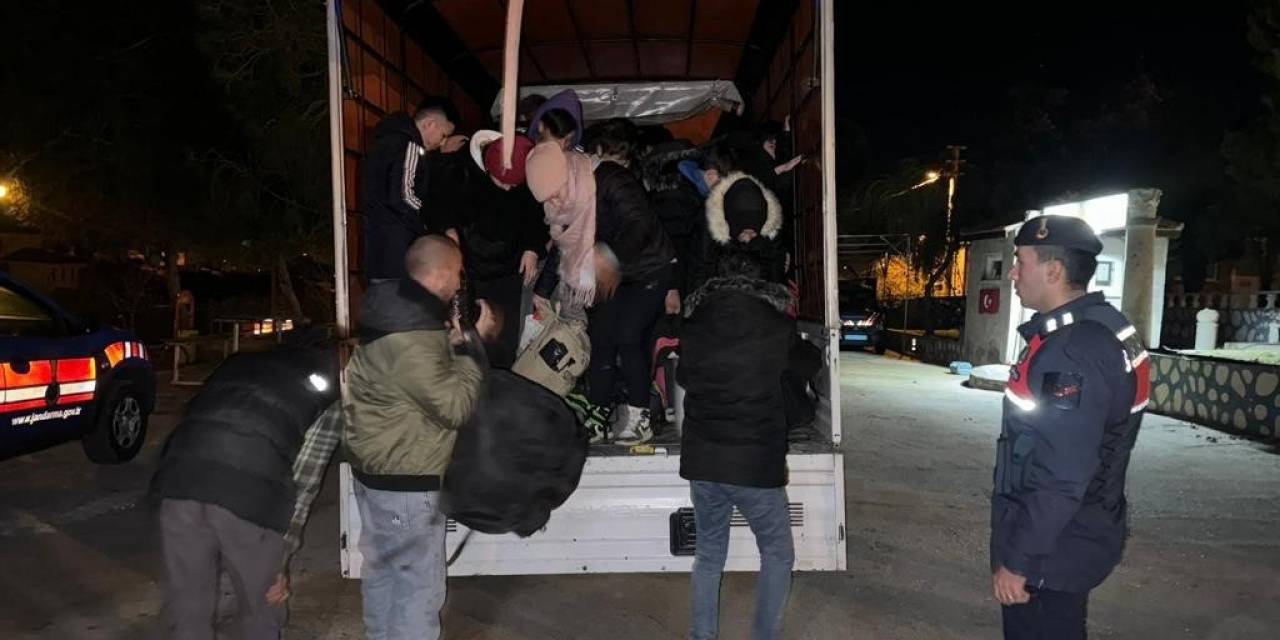 Çanakkale’de Kamyonet İçerisinde 41 Kaçak Göçmen Yakalandı