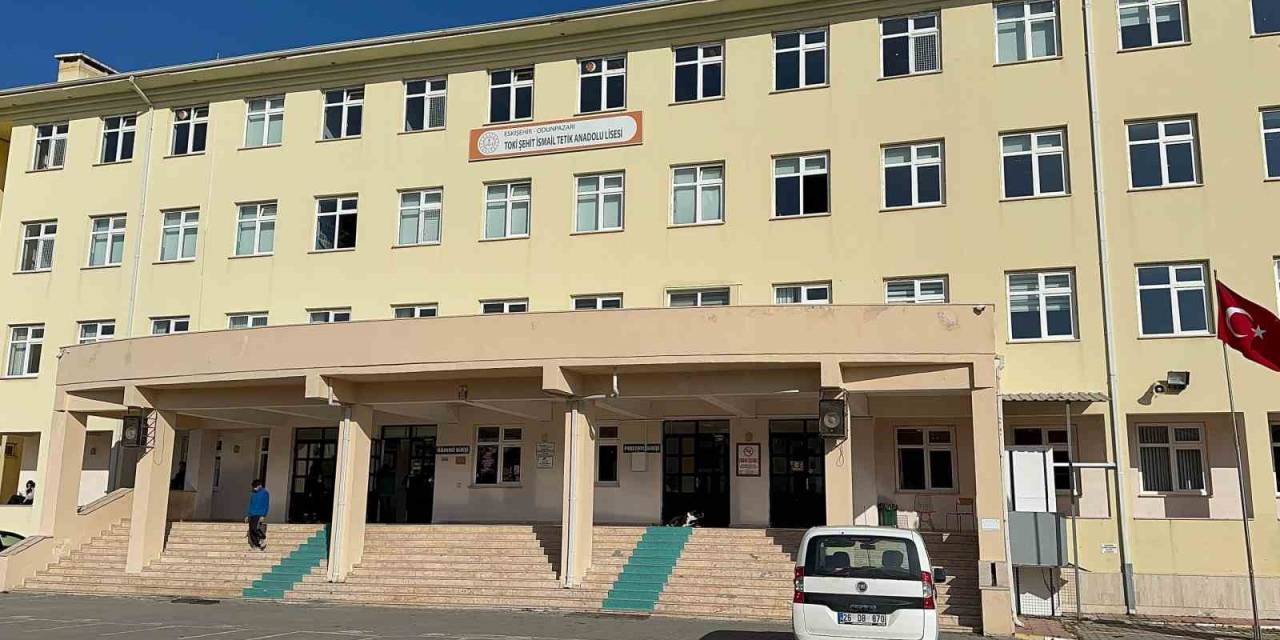 Okuldan İzinsiz Çıkmak İsteyen Öğrenci Yüksekten Düşerek Yaralandı