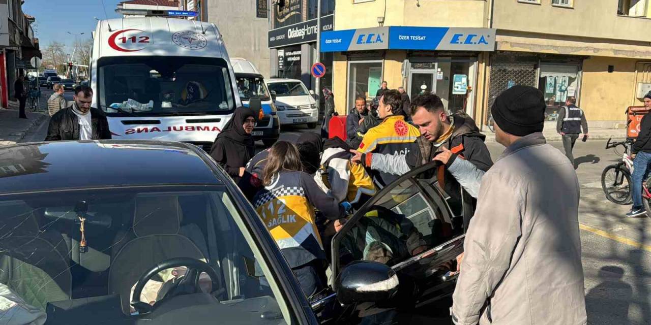 Şehrin Göbeğinde Korkutan Kaza: Yaralının Yakını Olay Yerinde Fenalık Geçirdi