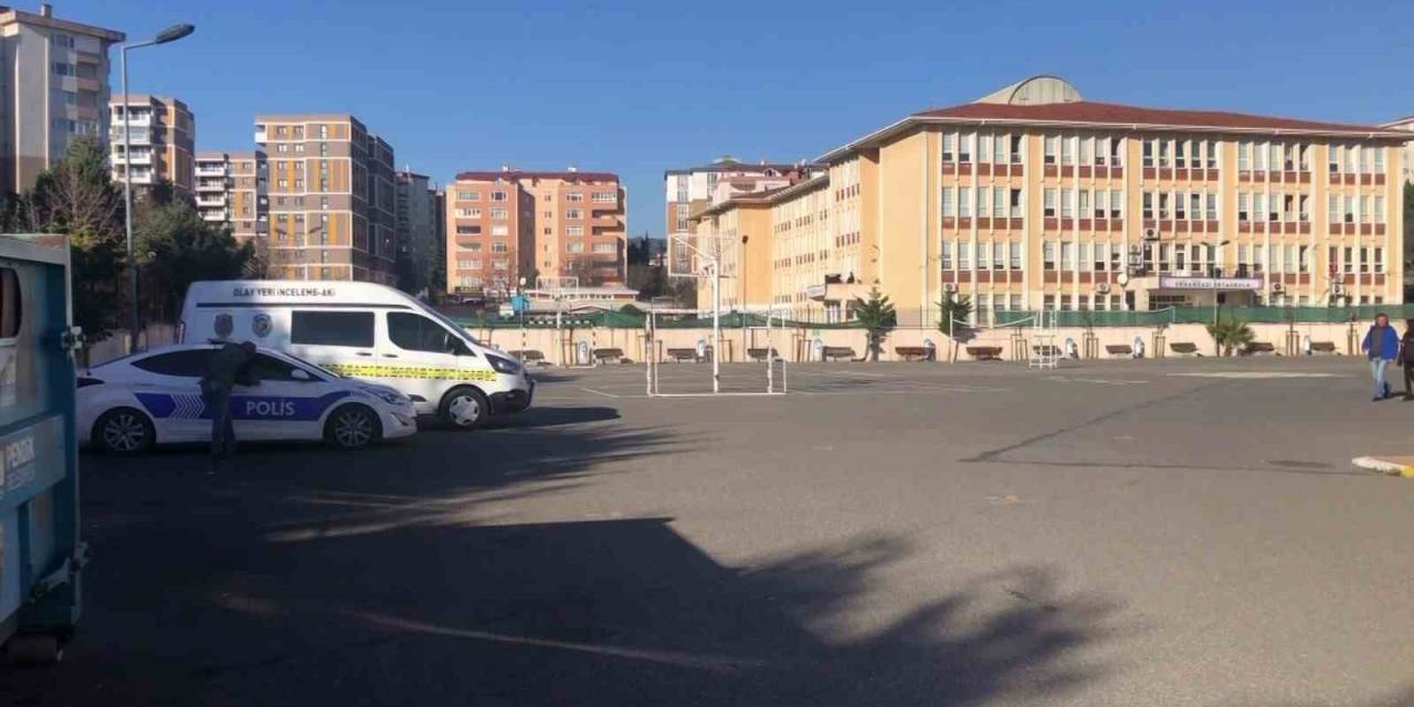 Pendik’te Lisede Bıçaklı Saldırı: Kız Öğrenci Sırtından Yaralandı