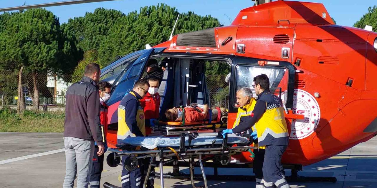 Acı Haberi Babasına Haber Vermeye Giderken Kazada Yaralanan Genç Kız Ambulans Helikopterle Hastaneye Kaldırıldı