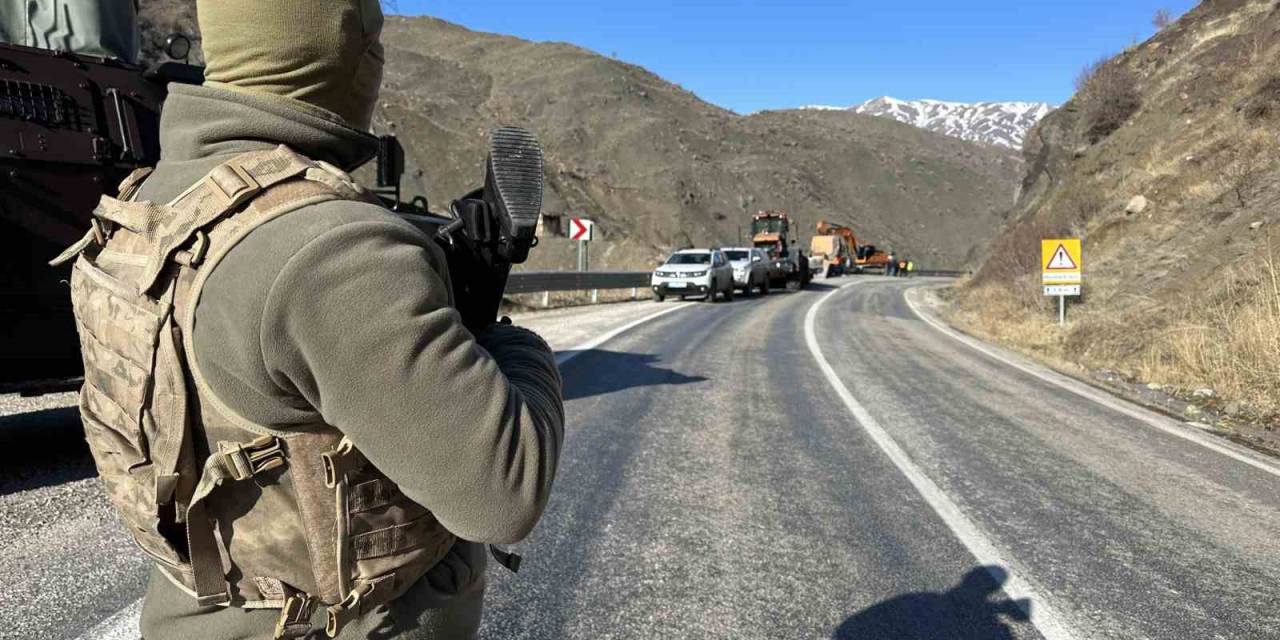 Yüksekova’nın Türkiye İle Ulaşımı Kesildi