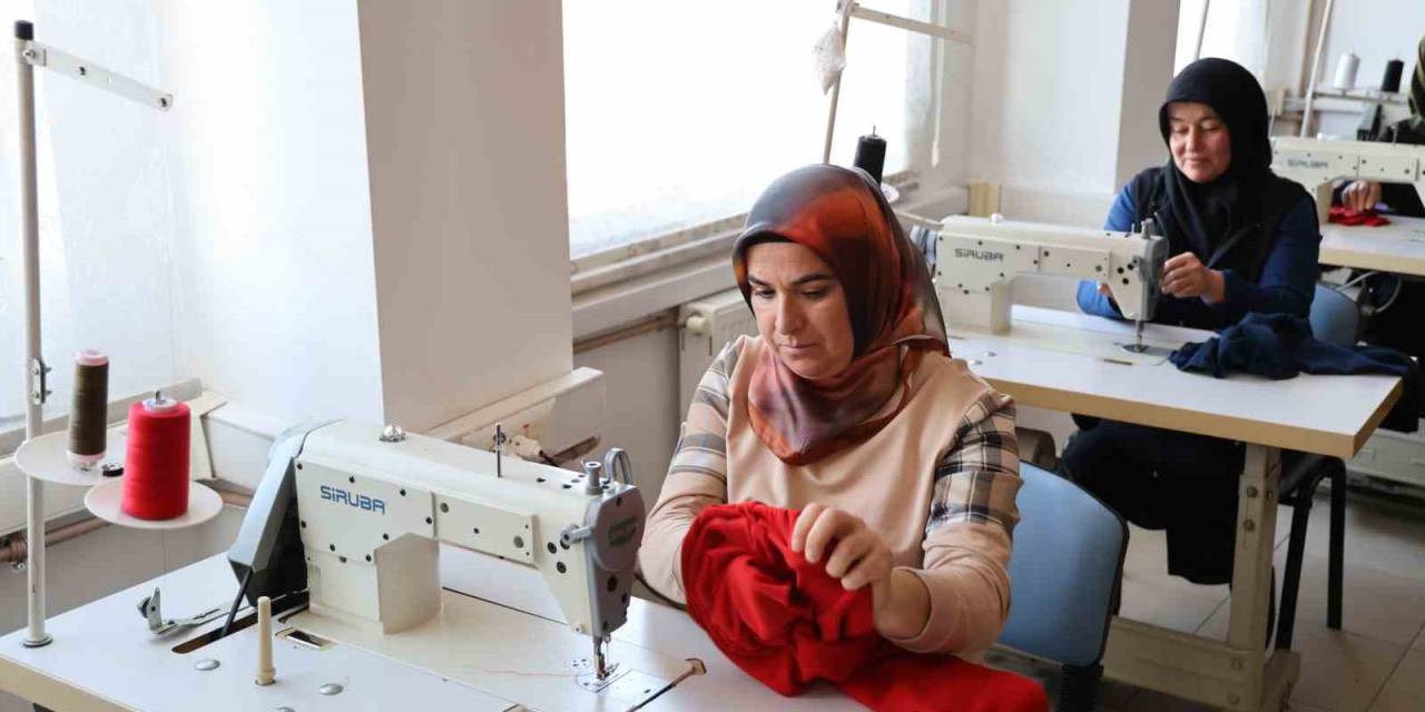 Filistinli Çocuklar Üşümesin Diye Eşofman Örüyorlar