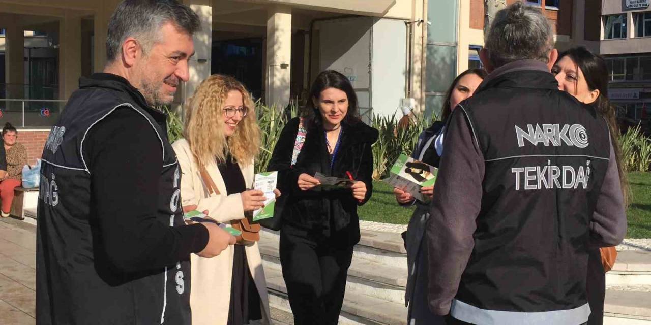 Narkotik Polisi Gençleri Uyuşturucunun Zararları Hakkında Bilgilendiriyor